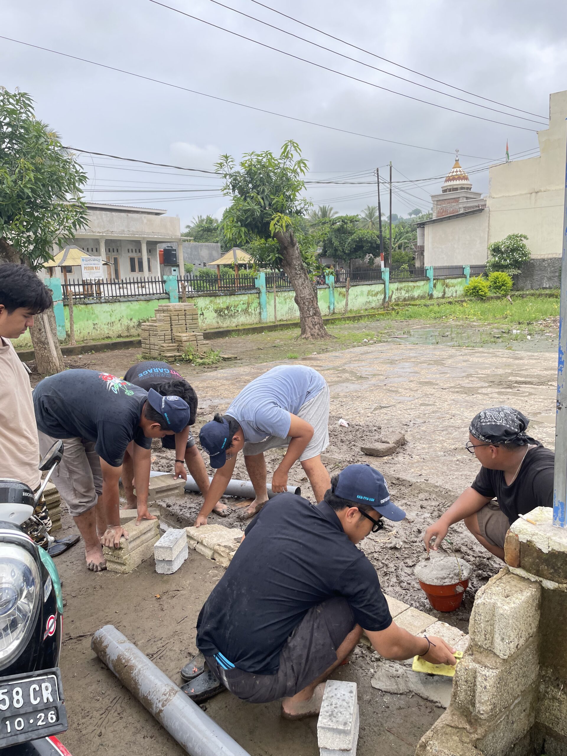 Saluran Air di SDN 4 Sekotong Barat Tertutup, Mahasiswa KKN UGM Bergotong Royong untuk Memperbaiki